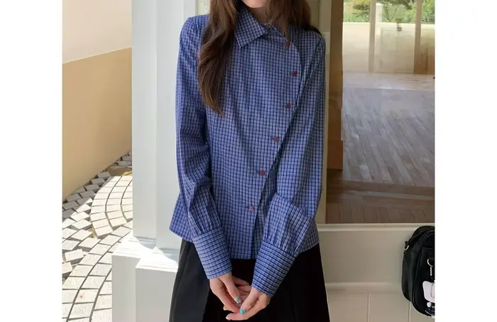 Ensemble jupe noire basique polyvalente mi-longue et chemise à carreaux bleus style collège