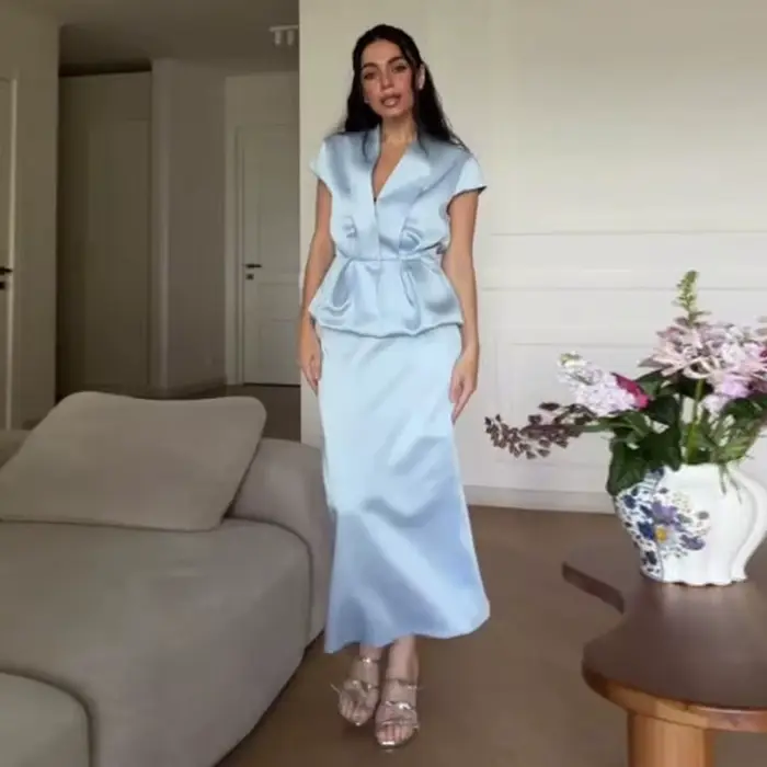 Nouvel ensemble jupe et blazer urbain pour femme : haut plissé sans manches à col en V et jupe fendu