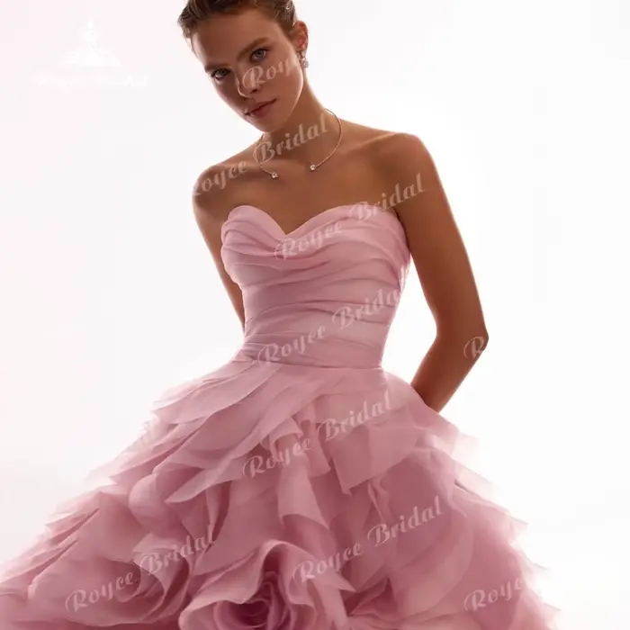 Robe de bal chic sans bretelles coupe trapèze 2026 avec corset orné et volants
