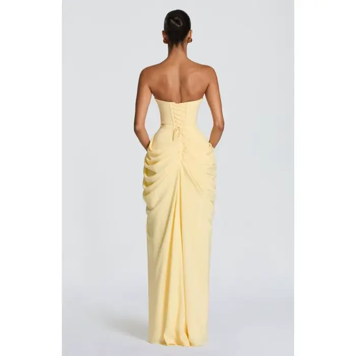 Robe longue plissée sans bretelles pour femme avec fente haute et design fluide