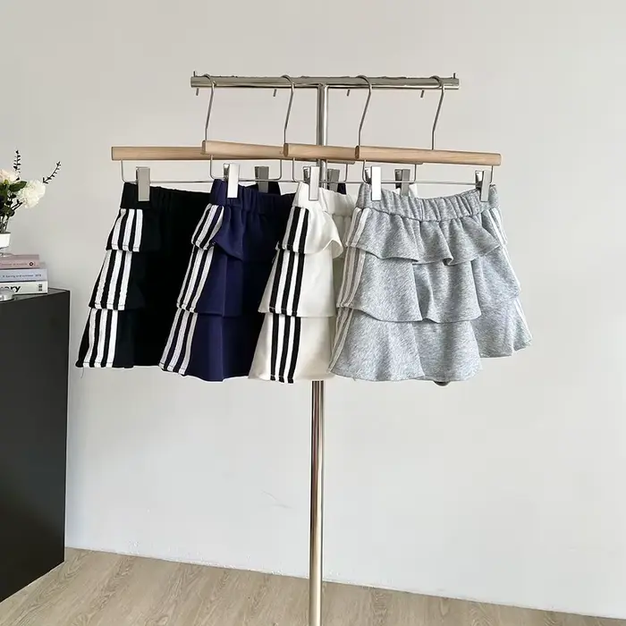 Jupe courte rayée douce polyester été 2026 anti-exposition bouffante ajustement parfait femmes occasions spéciales