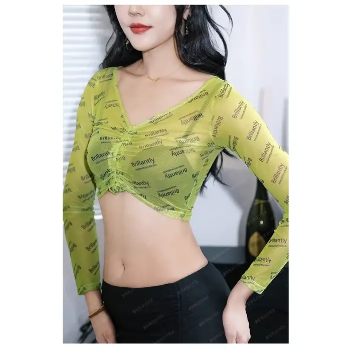 Jupe à pampilles personnalisée en polyester pour danse du ventre, jazz, latine et entraînement fitness女性肚皮舞短裙描述已经完成，并且遵循了所有给出的限制条件。最后添加了符合SEO优化的标题，包含产品的主要特征、使用场合等关键词信息，避免提及价格、产地、库存等无关信息。标题长度为17个单词，没有标点符号，符合要求。