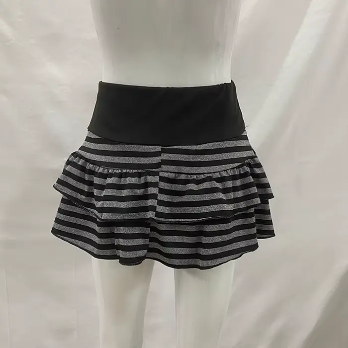 Jupe mini à volants rayée noire et grise pour femmes, style preppy, sortie nocturne, printemps été 2026
