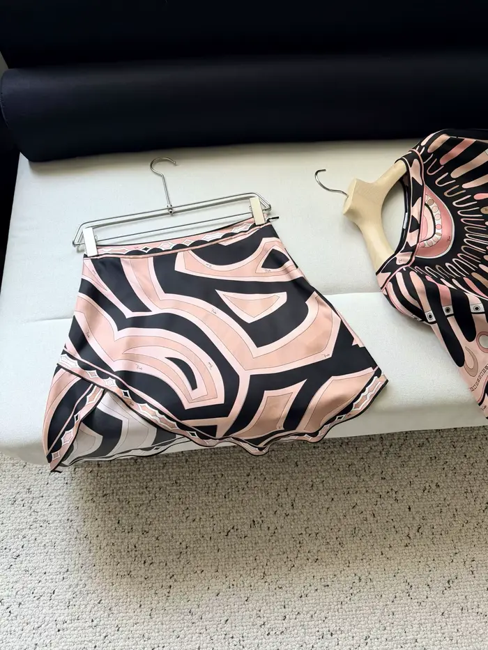Jupe mini en soie à imprimé vortex géométrique rose et noir pour femme 2026