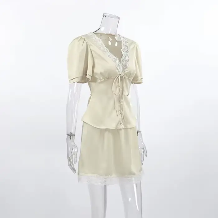 Nouvel ensemble jupe d'été 2 pièces tendance : haut uni à col en V avec patchwork de dentelle