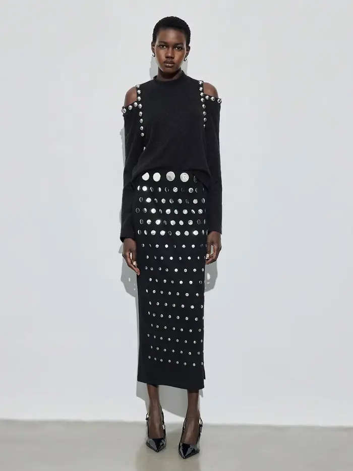 Jupe mi-longue noire à strass thermocollés résistants