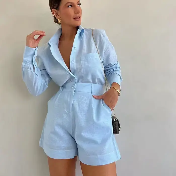 Ensemble court décontracté pour femmes avec haut boutonné et shorts, idéal pour l'été, confortable et élégant pour des sorties, pique-niques et occasions spéciales