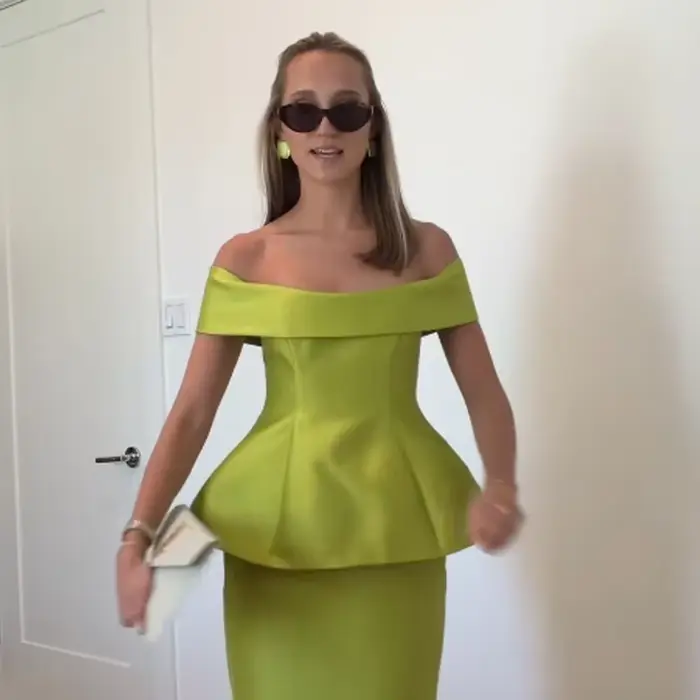 Nouvel ensemble jupe et gilet urbain pour femme, sexy, avec haut plissé à col bateau et jupe fendue 