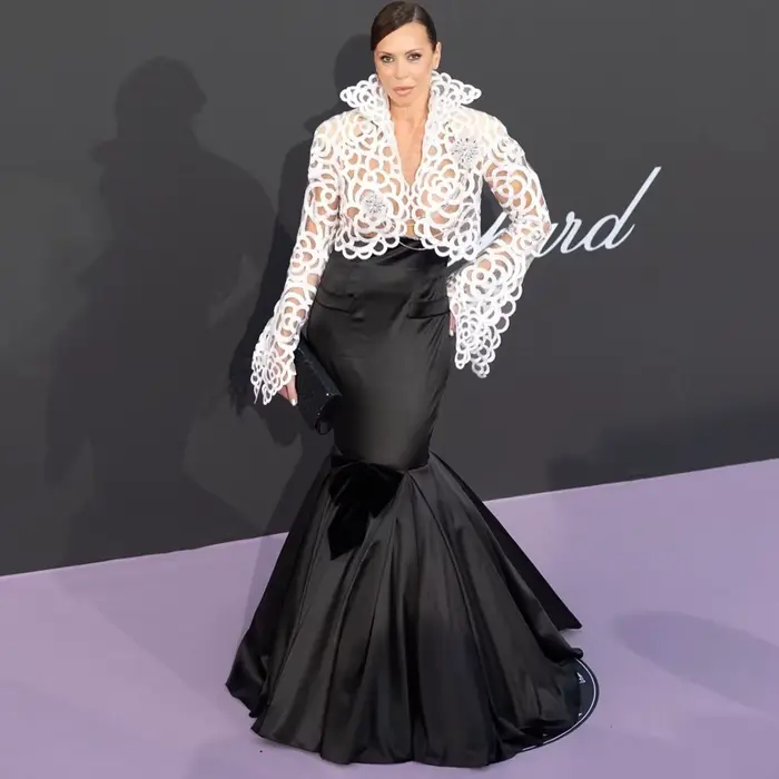Jupe longue sirène en satin noir taille haute avec grand nœud et traîne évasée