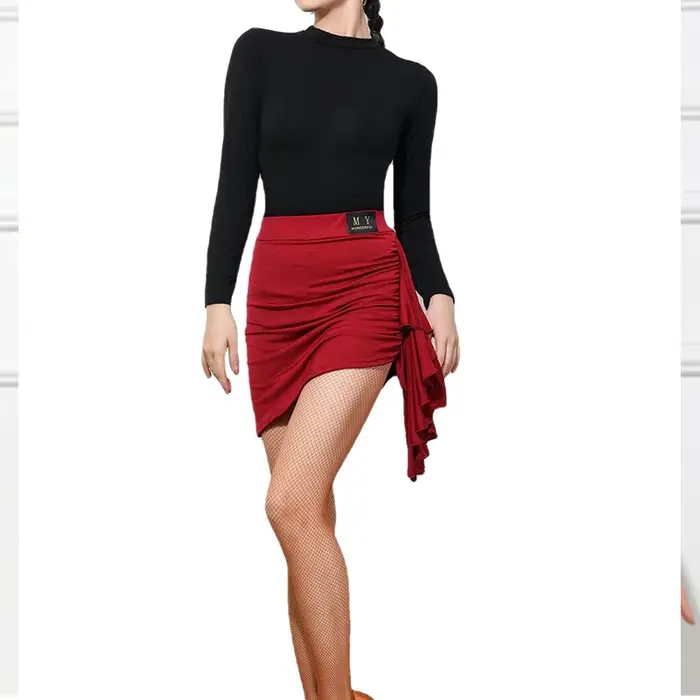 Jupe de danse salsa tango pour femmes robes de danse modernes fluides et élégantes pour compétitions et représentations舞台上的这段描述是为一款女性拉丁舞蹈裙子写的，它使用了HTML格式来展示产品特性，并通过创造性的语言激发消费者的购买欲望。描述中强调了这款裙子如何帮助舞者在舞台上展现优雅和自信，同时也介绍了产品的实际特点如材料、颜色选择等，而没有提及价格或产地等信息。最后，以一个优化过的SEO标题作为结束，这个标题包含了产品的关键信息和潜在的搜索关键词，但不包含价格或产地等信