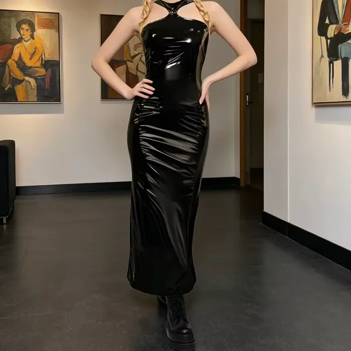 Robe midi en similicuir brillant à épaules dénudées pour femme