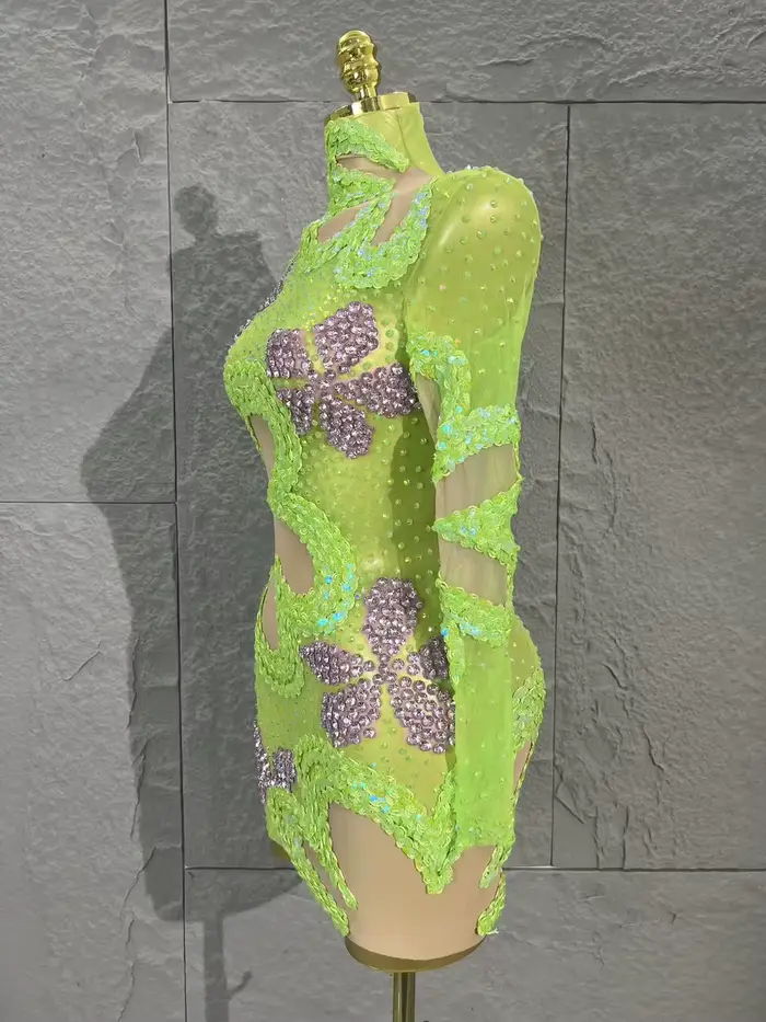 Mini-jupe verte paillettée à manches longues pour soirées en boîte de nuit et spectacles sur scène, polyester tricoté, fermeture éclair, coupe transparente, col roulé, étirement moyen, fibre synthétique, design scintillant