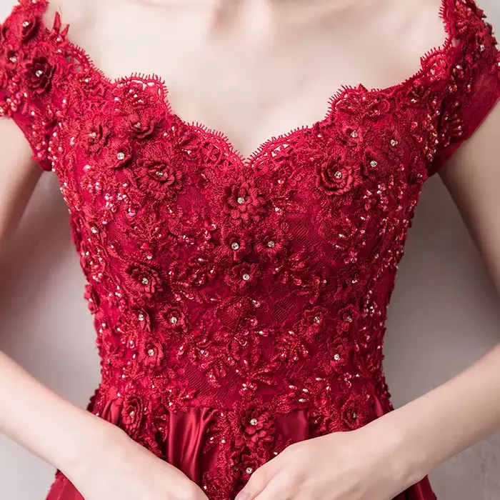 Robe de soirée longue en satin bordeaux
