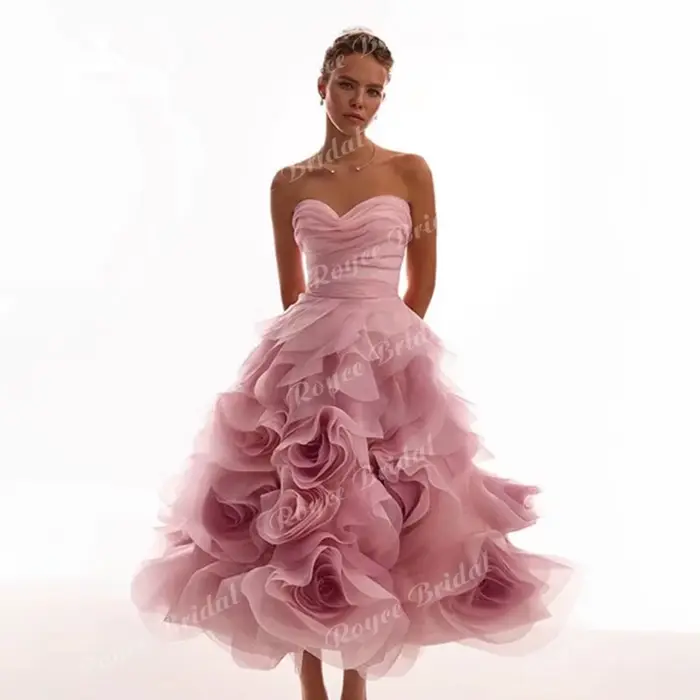 Robe de bal chic sans bretelles coupe trapèze 2026 avec corset orné et volants