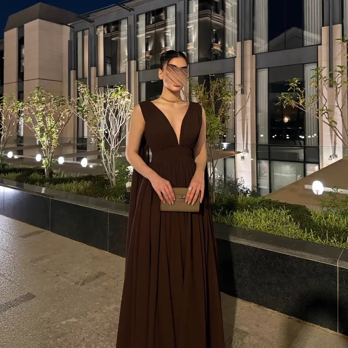 Robe élégante en mousseline de soie rouge sans manches avec dos nu et col en V profond pour mariage et autres occasions formelles ```