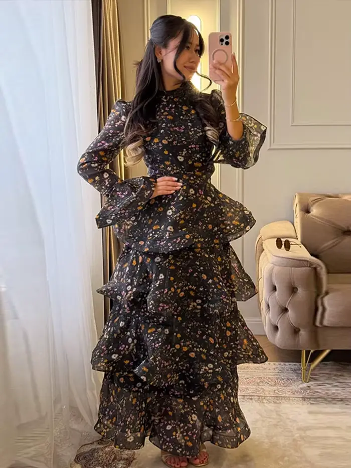 Robe de soirée imprimée pour femmes avec manches longues évasées, silhouette cintrée, lacets et volants en cascade pour occasions spéciales