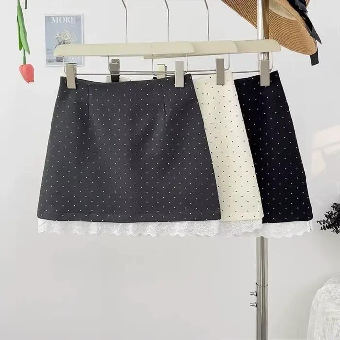 Mini-jupe élégante à taille haute à pois