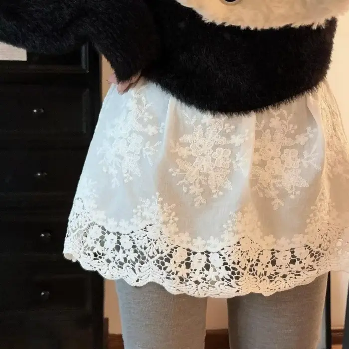 Jupon court taille haute en dentelle et résille