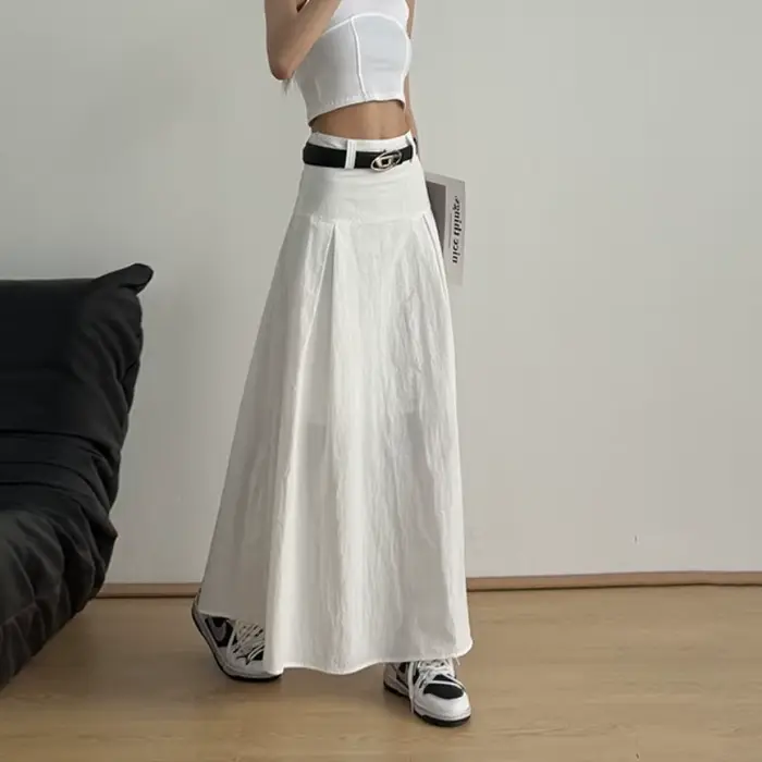 Jupe blanche femme mince drapé