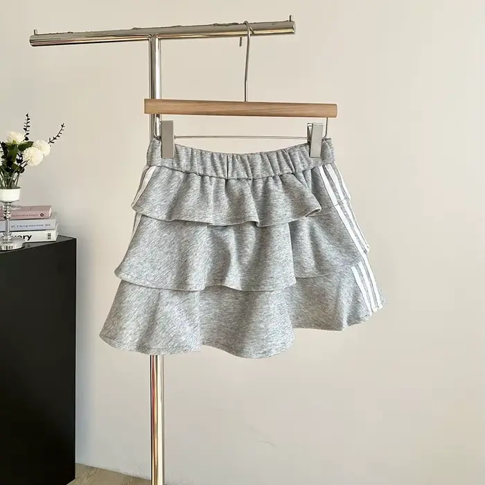 Jupe courte rayée douce polyester été 2026 anti-exposition bouffante ajustement parfait femmes occasions spéciales