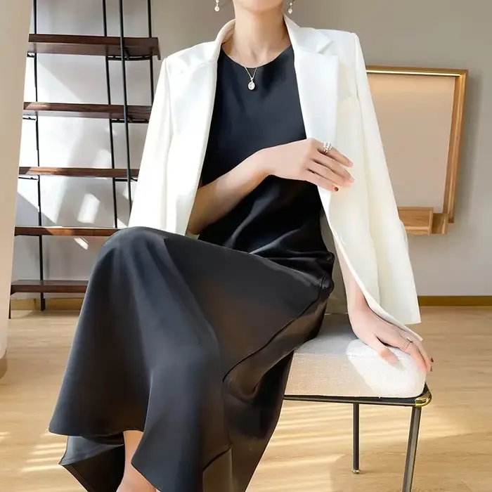 Robe longue trapèze sans bretelles en satin de soie pour femme