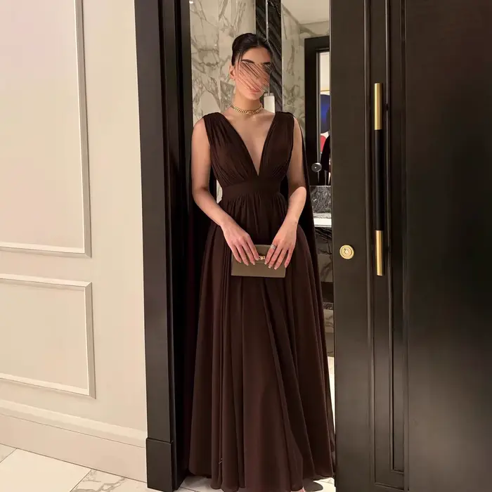 Robe élégante en mousseline de soie rouge sans manches avec dos nu et col en V profond pour mariage et autres occasions formelles ```
