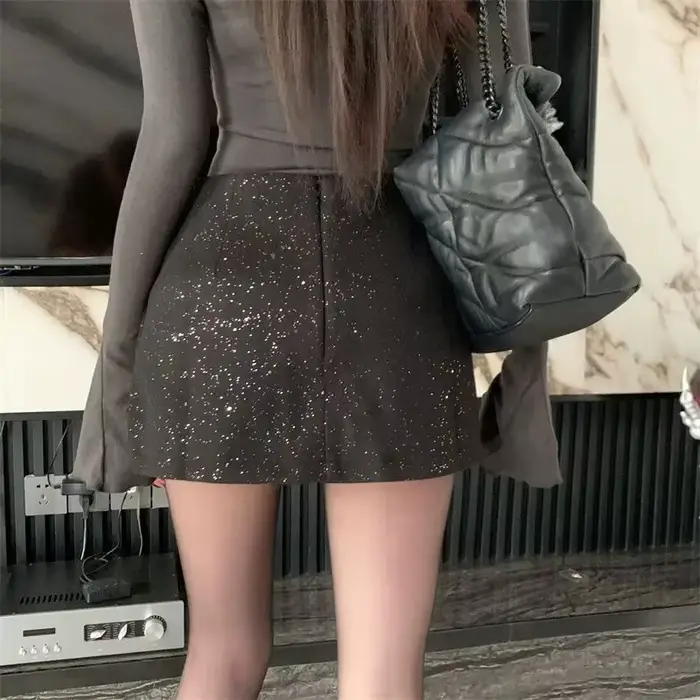 Jupe moulante en laine brillante irrégulière à fente taille haute