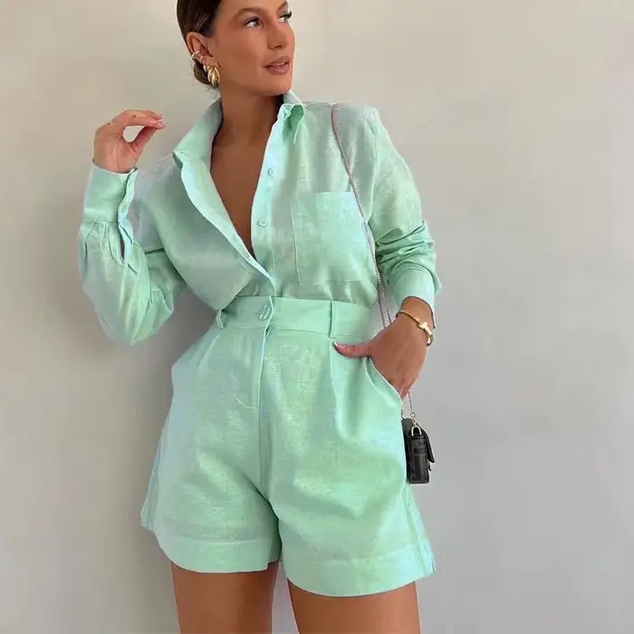 Ensemble court décontracté pour femmes avec haut boutonné et shorts, idéal pour l'été, confortable et élégant pour des sorties, pique-niques et occasions spéciales