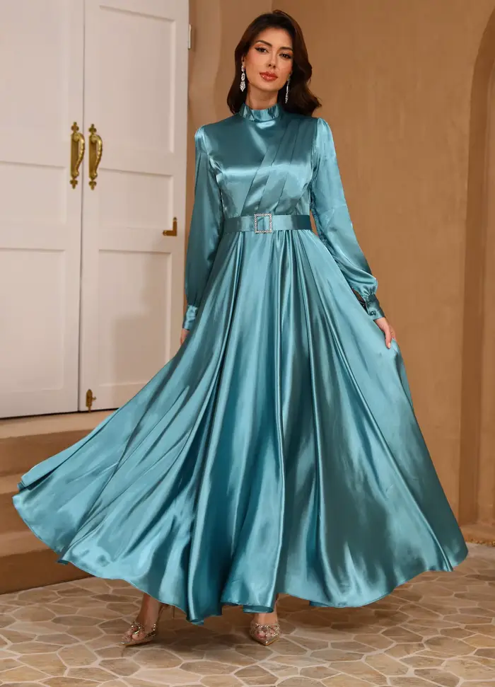 Robe maxi en satin turquoise pour femmes