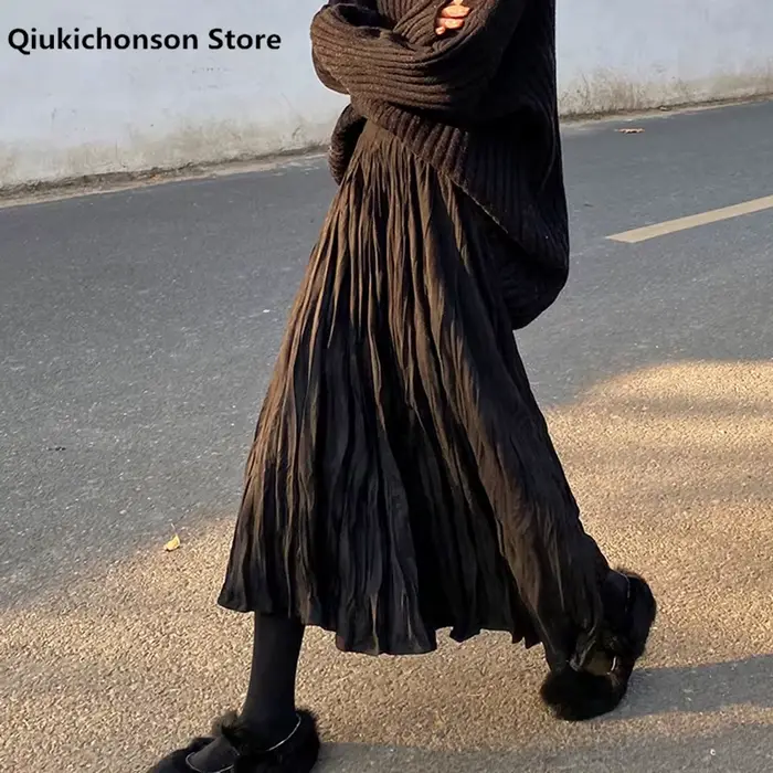 Jupe plissée noire déformée pour femme