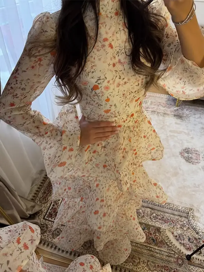 Robe de soirée imprimée pour femmes avec manches longues évasées, silhouette cintrée, lacets et volants en cascade pour occasions spéciales