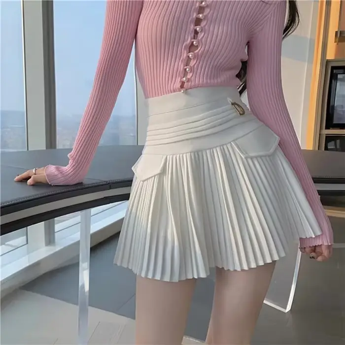 Été blanc jupes plissées Sexy décontracté mince collège femmes taille haute Mini métal lettre D Ontwerp a-lijn Style de mode coréenne